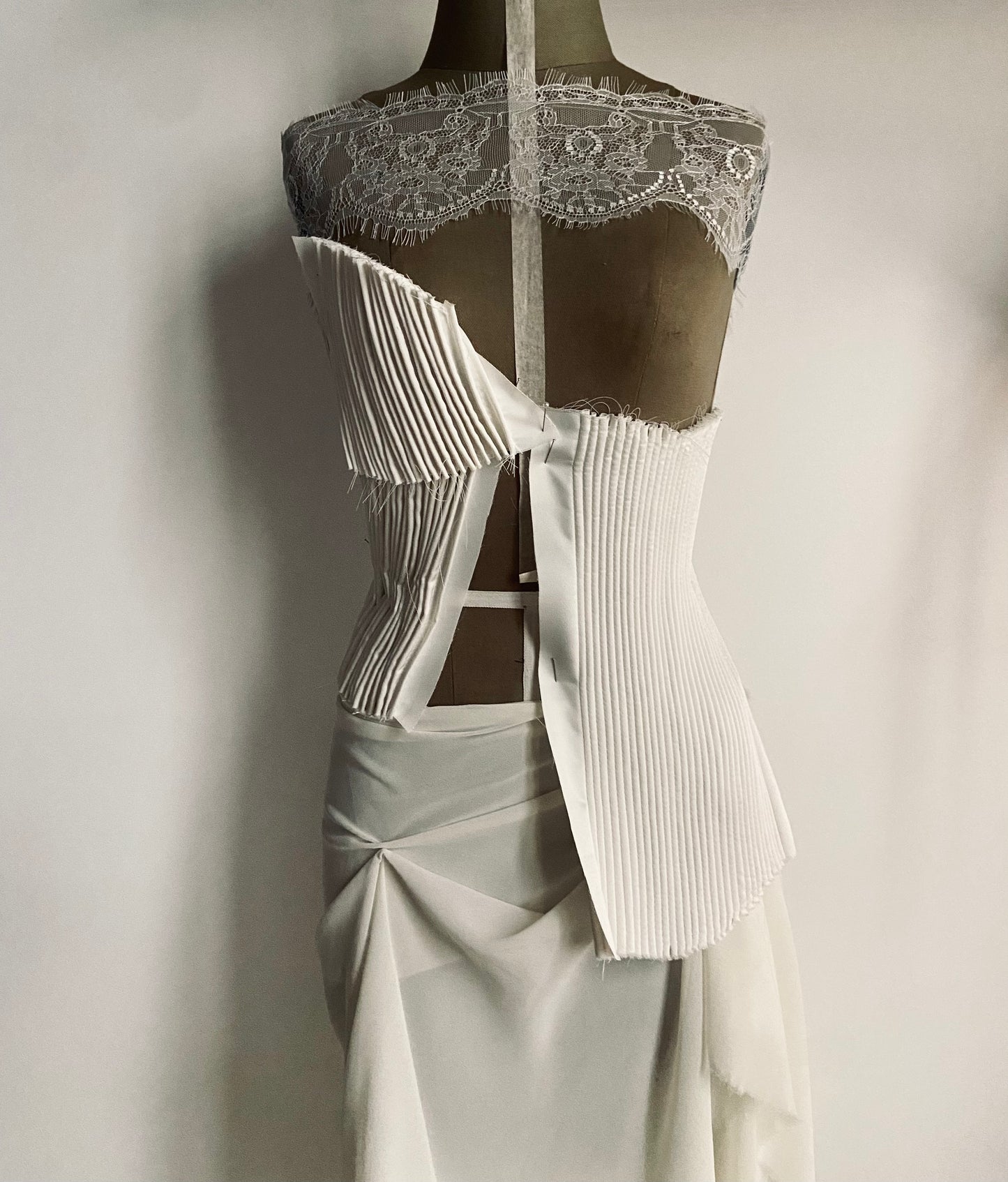Deconstructed Asymmetric Top White